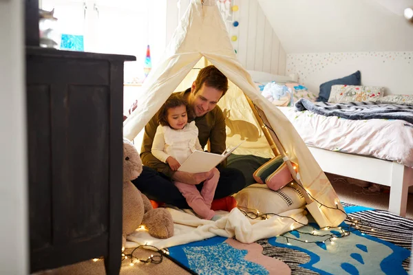 Padre Soltero Leyendo Con Hija Guarida Dormitorio Casa — Foto de Stock