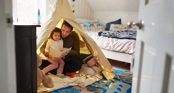 Alleinerziehender Vater Liest Mit Tochter Hause Schlafzimmer — Stockfoto