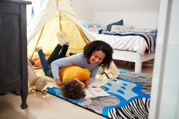 Madre Soltera Cosquillas Hijo Como Ellos Leer Guarida Dormitorio Casa —  Fotos de Stock