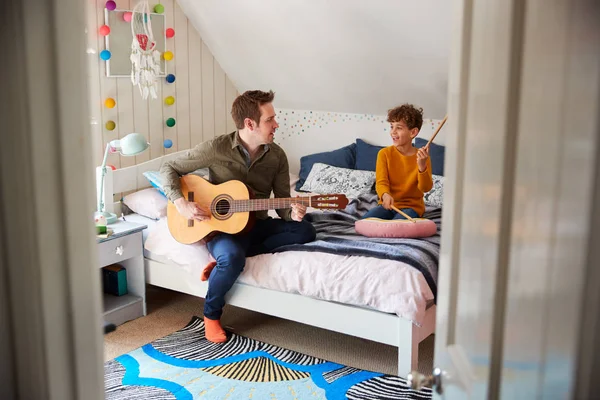 Padre Single Che Suona Chitarra Con Figlio Che Batteria Sul — Foto Stock