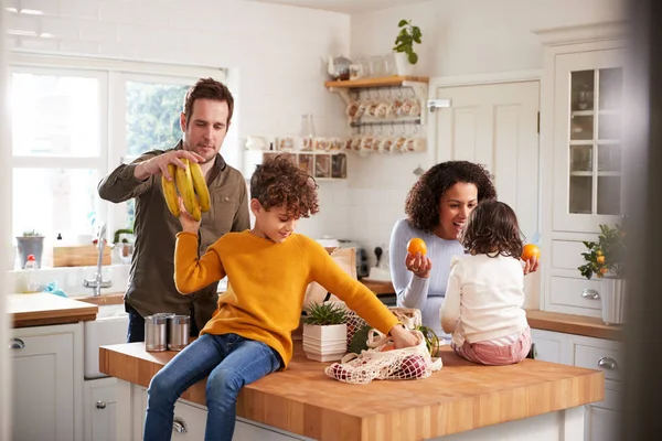 Familia Regresando Casa Viaje Compras Con Bolsas Plástico Gratis Desembalaje —  Fotos de Stock