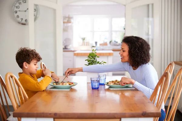 Mère Célibataire Assise Table Mangeant Repas Avec Fils Dans Cuisine — Photo