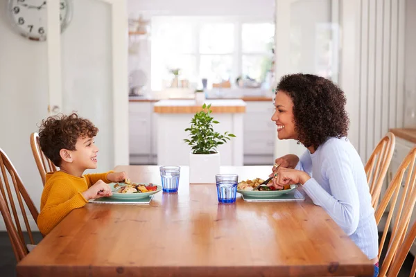 Singola Madre Seduta Tavola Mangiare Pasto Con Figlio Cucina Casa — Foto Stock