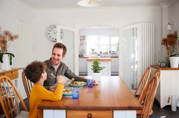 Ensamstående Pappa Sitter Vid Bordet Äta Måltid Med Son Köket — Stockfoto