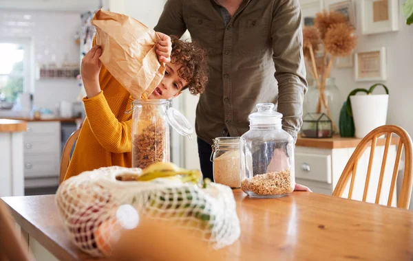 Padre Ayudando Hijo Rellenar Contenedores Alimentos Casa Usando Envases Residuos —  Fotos de Stock