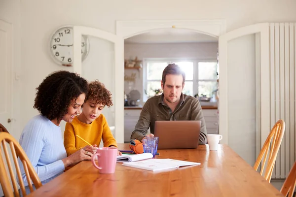 Vater Arbeitet Laptop Mutter Hilft Sohn Bei Den Hausaufgaben Küchentisch — Stockfoto