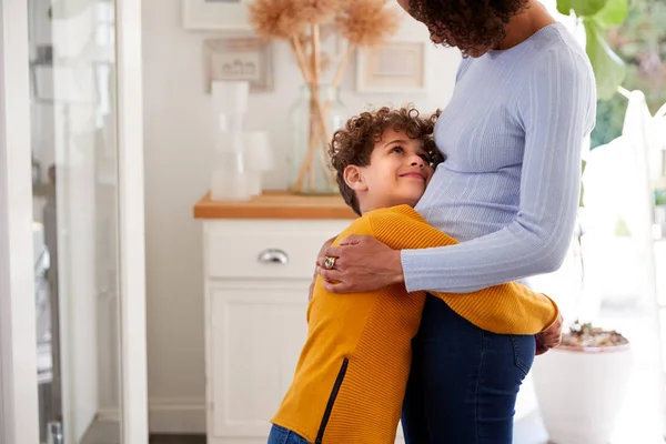 Kärleksfull Son Som Ger Mamma Kram Inomhus Hemma — Stockfoto