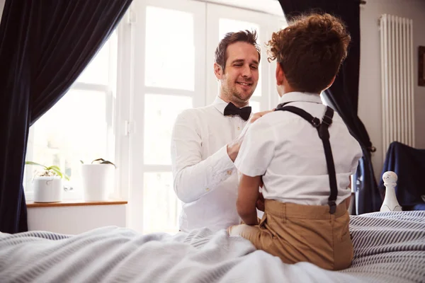 Far Och Son Bär Matchande Outfits Förbereder Sig För Bröllop — Stockfoto