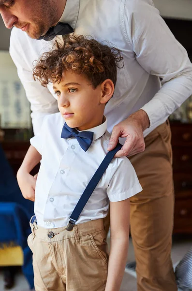 Vader Zoon Dragen Bijpassende Outfits Krijgen Klaar Voor Bruiloft Thuis — Stockfoto