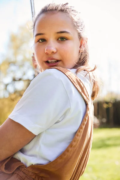 Porträtt Tjej Som Har Kul Däck Swing Trädgården Hemma — Stockfoto