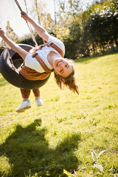 Porträtt Tjej Som Har Kul Däck Swing Trädgården Hemma — Stockfoto