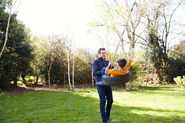 Vater Und Sohn Amüsieren Sich Auf Reifenschaukel Heimischen Garten — Stockfoto