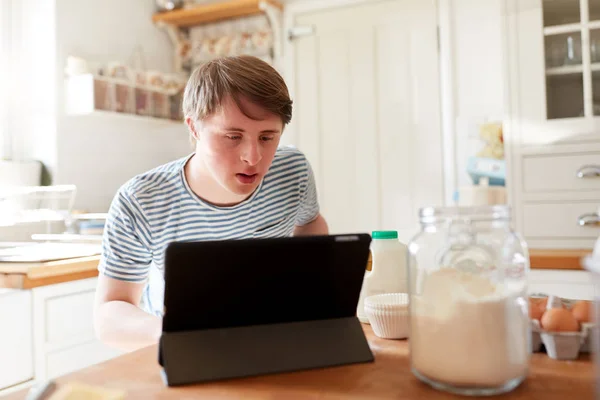 Young Man Med Downs Syndrom Efter Recept Digital Tablett För — Stockfoto