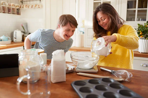 Síndrome Young Downs Pareja Horneando Cocina Casa —  Fotos de Stock