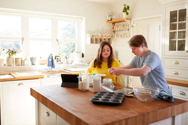 Junges Syndrom Paar Backt Hause Küche — Stockfoto