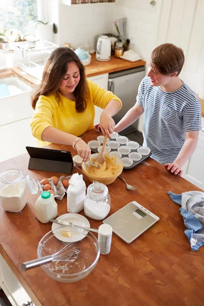 Giovani Sindrome Coppia Cottura Cupcakes Cucina Casa — Foto Stock