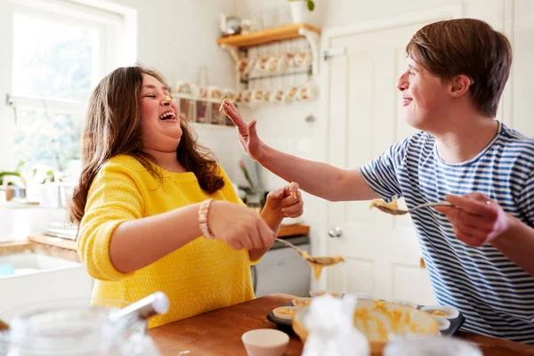 Giovani Sindrome Coppia Divertimento Cottura Cupcakes Cucina Casa — Foto Stock