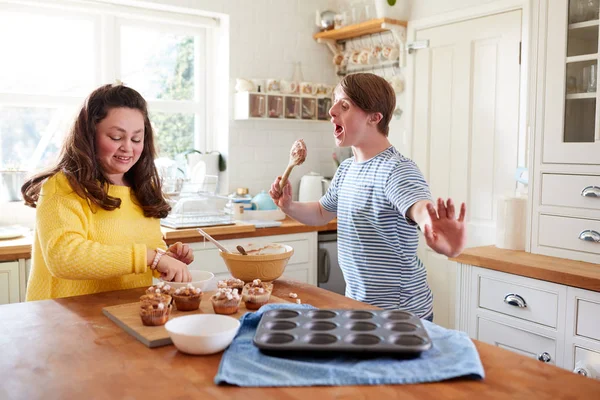 Jovens Downs Síndrome Casal Decorando Cupcakes Caseiros Com Marshmallows Cozinha — Fotografia de Stock