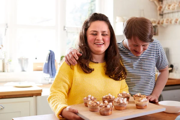 Portret Zespołu Downs Para Dekorowanie Domowe Cupcakes Marshmallows Kuchnia Domu — Zdjęcie stockowe