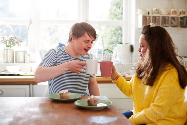 Молодий Синдром Даунз Пара Насолоджуючись Чай Торт Кухні Домашніх Умовах — стокове фото