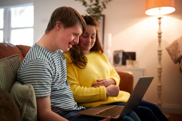 Jong Downs Syndroom Paar Zittend Bank Met Laptop Thuis — Stockfoto