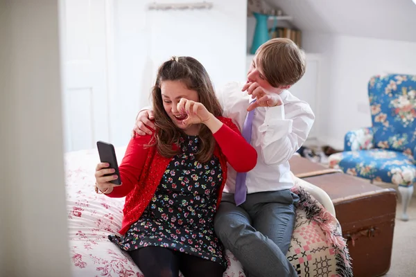 Aimer Jeune Couple Downs Syndrome Assis Sur Lit Utilisant Téléphone — Photo