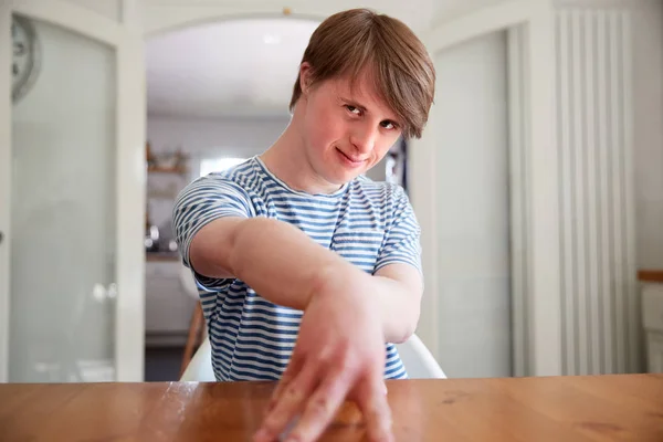 Retrato Jovem Downs Síndrome Homem Sentado Mesa Cozinha — Fotografia de Stock