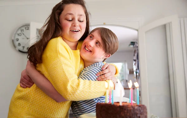 Pareja Del Síndrome Young Downs Celebrando Cumpleaños Casa Con Torta —  Fotos de Stock