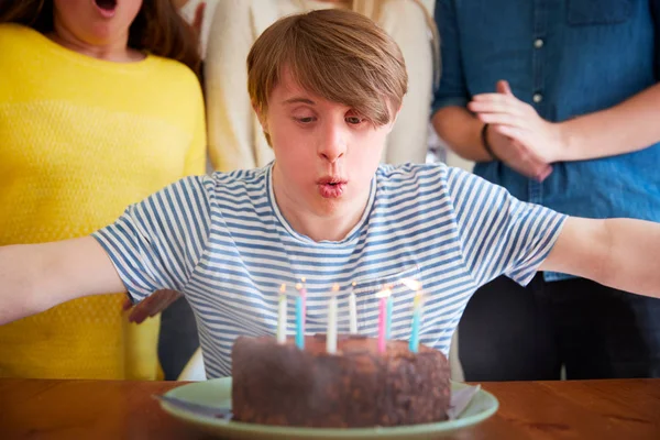 Hombre Del Síndrome Young Downs Celebrando Cumpleaños Casa Con Pastel —  Fotos de Stock
