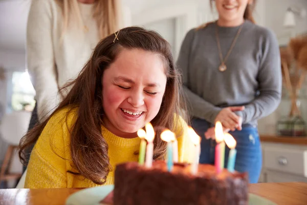 Mujer Del Síndrome Young Downs Celebrando Cumpleaños Casa Con Torta —  Fotos de Stock