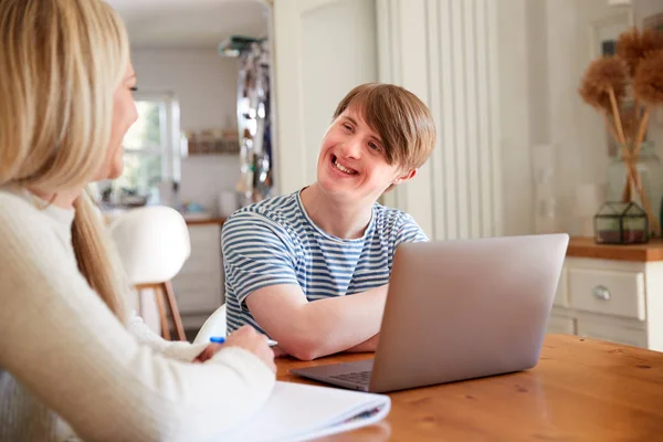 Downs Syndrome Man Sitting Home Tutor Menggunakan Laptop Untuk Belajar — Stok Foto
