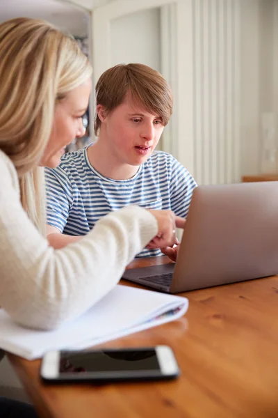 Uomo Sindrome Seduto Con Home Tutor Utilizzando Computer Portatile Lezione — Foto Stock