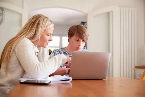 Downs Syndrom Man Sitter Med Hem Handledare Använda Laptop För — Stockfoto