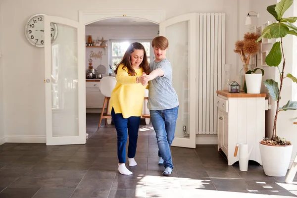 Young Downs Syndroom Paar Met Plezier Dansen Thuis Samen — Stockfoto