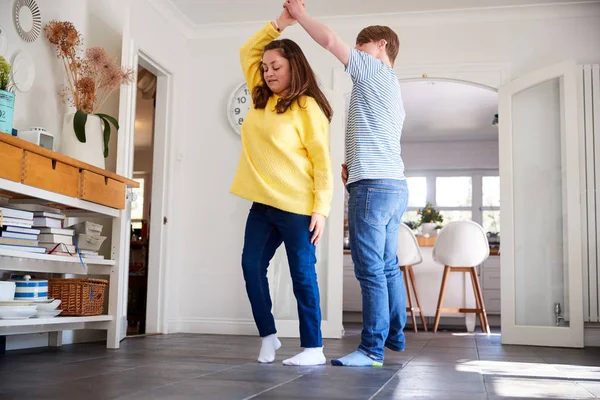 Jovens Downs Síndrome Casal Divertindo Dançando Casa Juntos — Fotografia de Stock