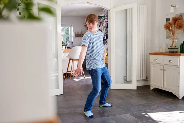 自宅で楽しいダンスを持つ若いダウン症候群の男性 — ストック写真