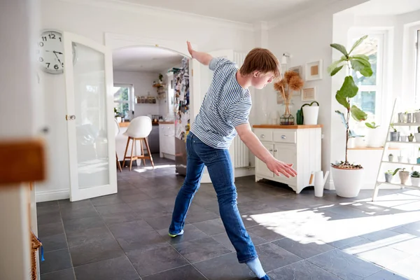 自宅で楽しいダンスを持つ若いダウン症候群の男性 — ストック写真