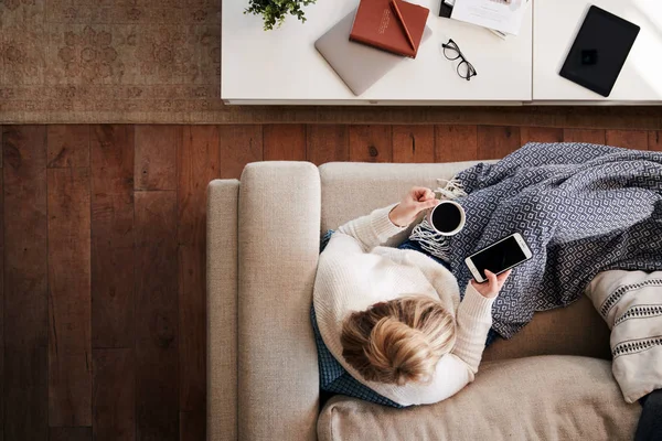 Overhead Schot Zoek Naar Beneden Vrouw Thuis Liggend Bank Met — Stockfoto