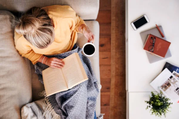 Overhead Shot Looking Woman Home Lying Reading Book Drinking Coffee — Stock Photo, Image