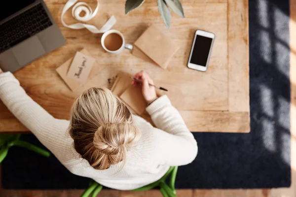 Overhead Abbattuto Guardando Giù Sulla Donna Che Scrive Carta Ringraziamento — Foto Stock