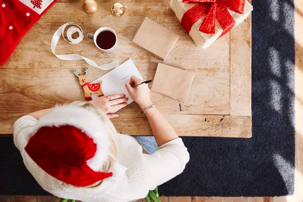 Napowietrzne Strzał Patrząc Dół Kobieta Piśmie Boże Narodzenie Karta Wrapping — Zdjęcie stockowe