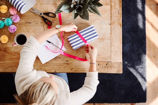 Tir Aérien Regardant Vers Bas Sur Femme Maison Emballage Cadeau — Photo