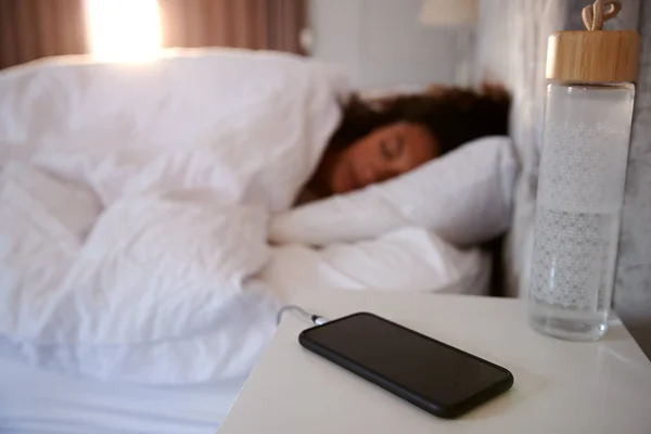 Vrouw Slaap Bed Met Mobiele Telefoon Het Nachtkastje — Stockfoto