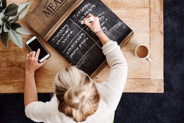 Overhead Shot Tittar Ner Kvinnan Hemma Skriver Måltid Plan Blackborad — Stockfoto