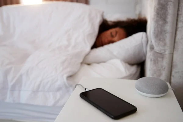 Vrouw Slaapt Bed Met Mobiele Telefoon Voice Assistant Het Nachtkastje — Stockfoto