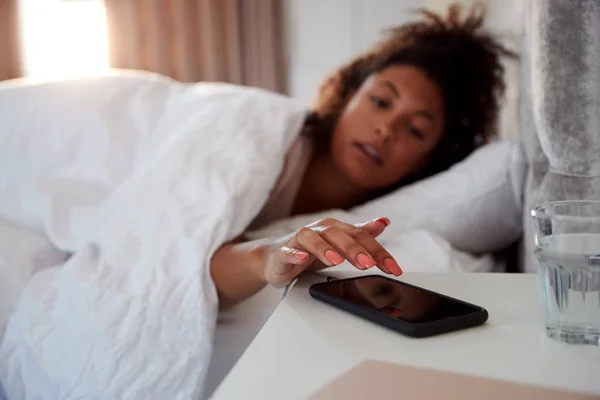 Mulher Acordando Cama Chega Para Desligar Alarme Telefone Móvel — Fotografia de Stock