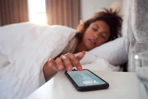 Mulher Acordando Cama Chega Para Desligar Alarme Telefone Móvel — Fotografia de Stock