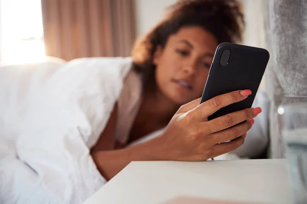 Mulher Acordando Cama Imediatamente Chega Olhar Para Telefone Móvel — Fotografia de Stock