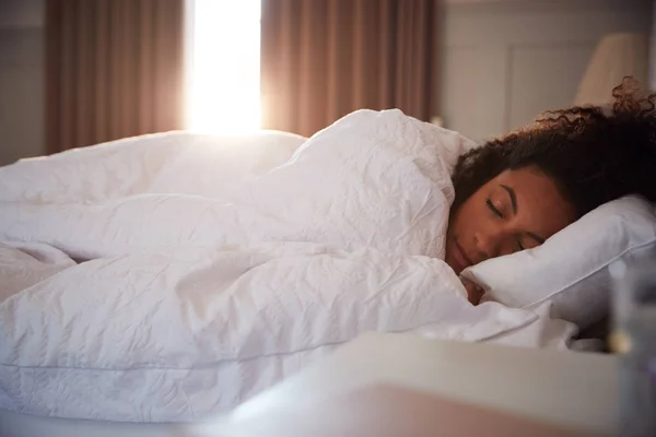 Mujer Pacífica Durmiendo Cama Como Día Romper Través Cortinas —  Fotos de Stock