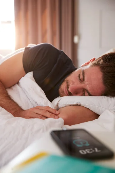 Man Sover Sängen Med Mobiltelefon Sängbord — Stockfoto